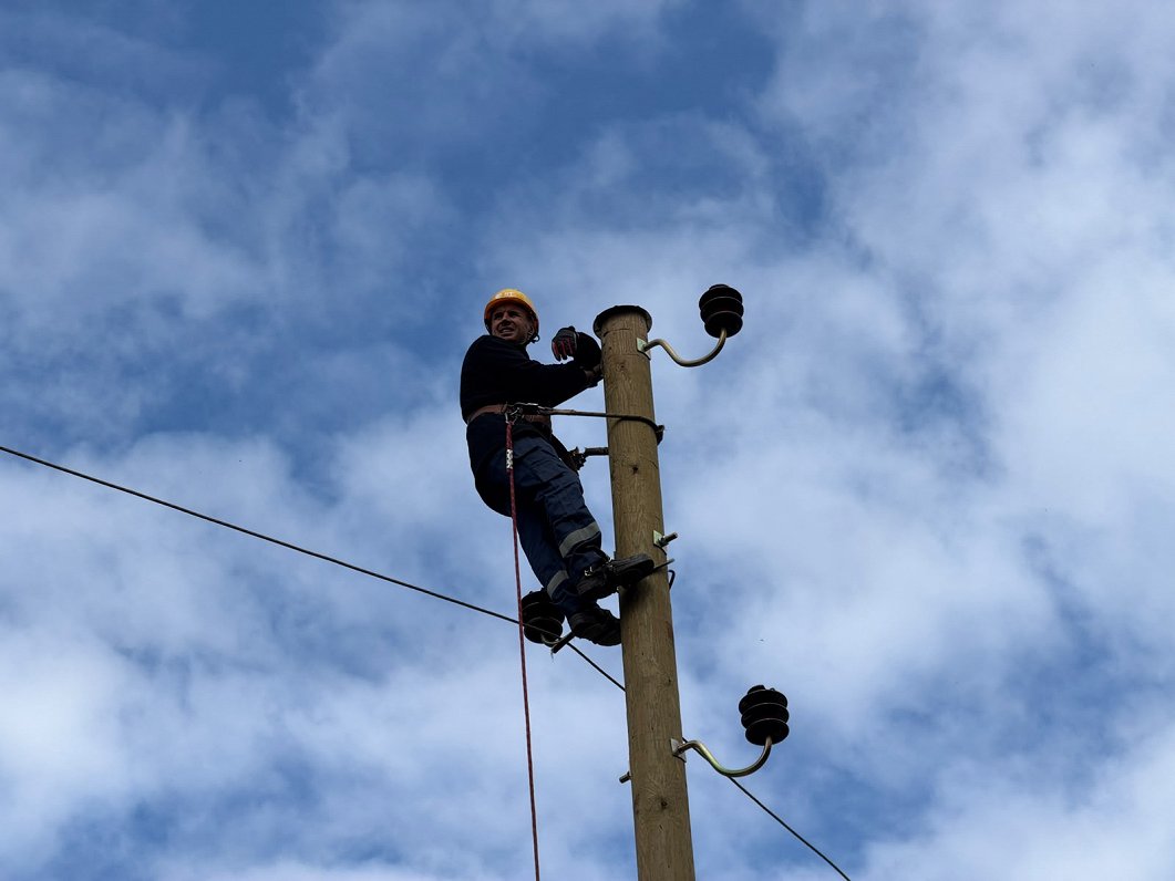 Pēc vētras Latvijā joprojām bez elektroapgādes ir 3700 klientu