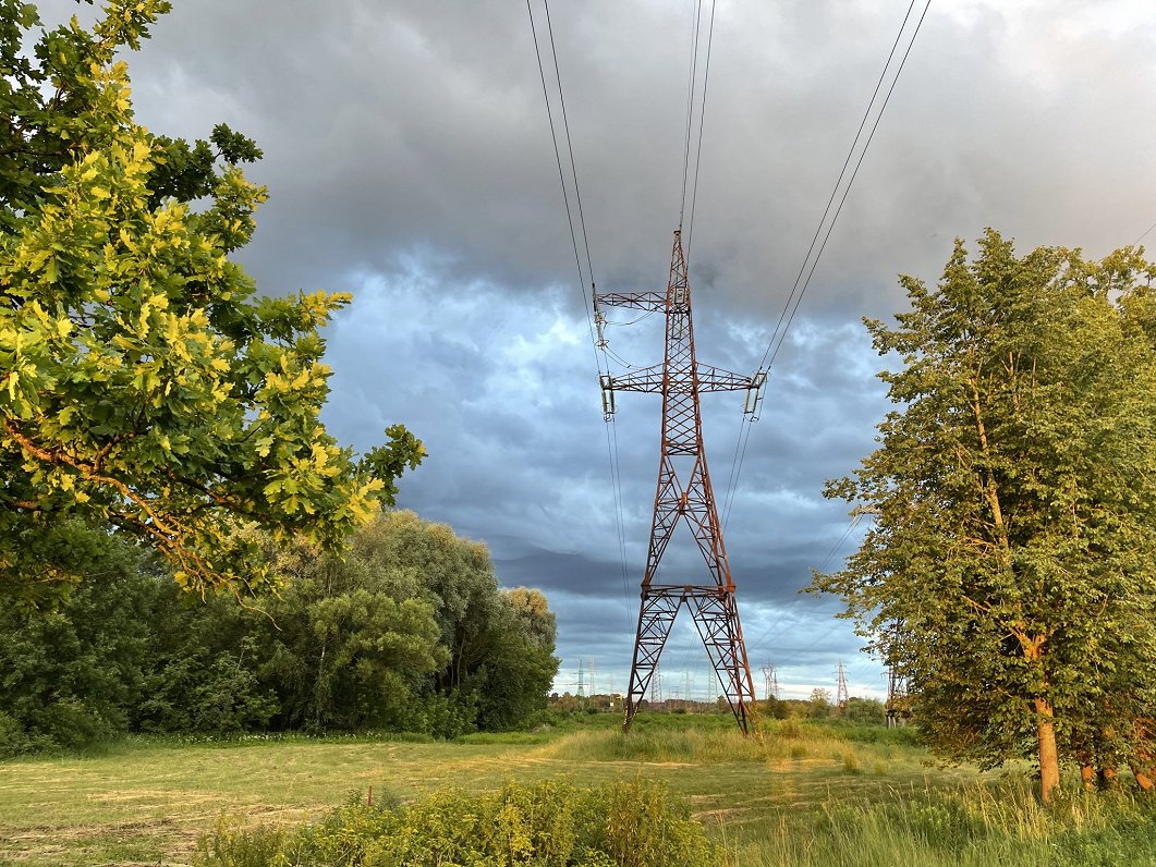 Pēcvētras dēļ turpinās elektroapgādes traucējumi Latvijā