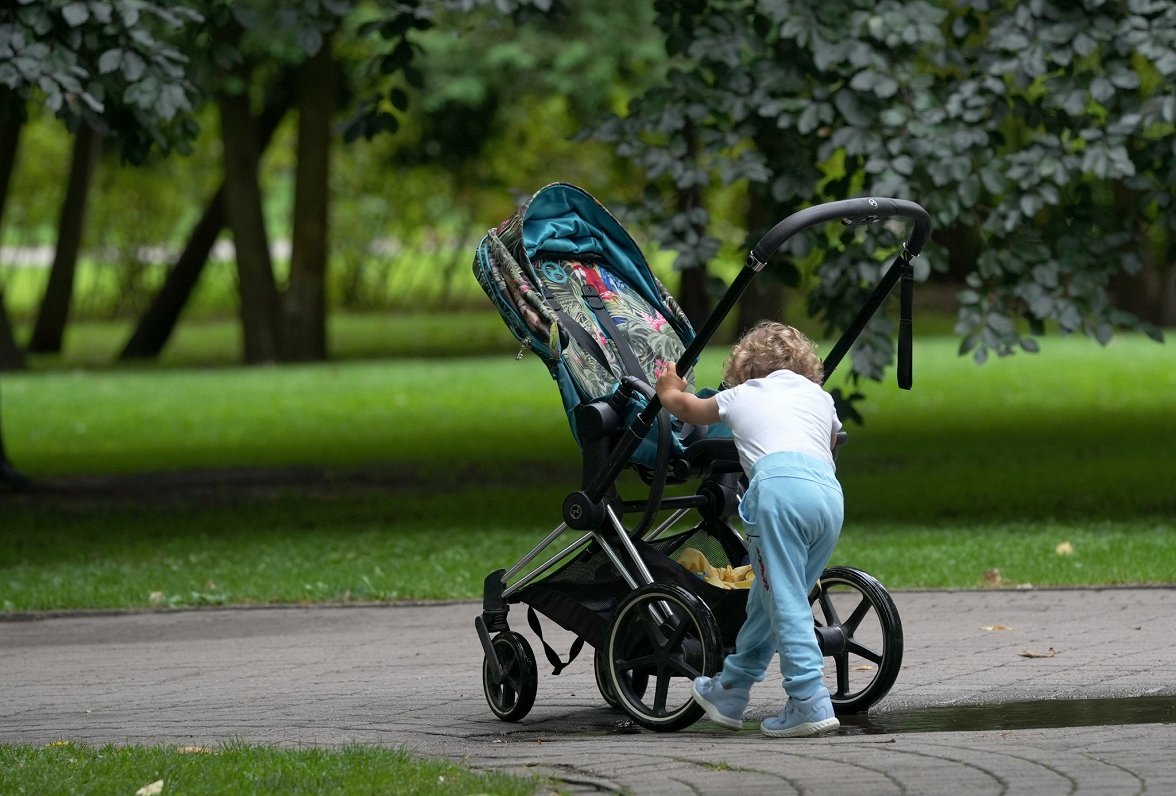 Demogrāfijas izaicinājumi Latvijā: Dzimstības kritums un nākotnes prognozes
