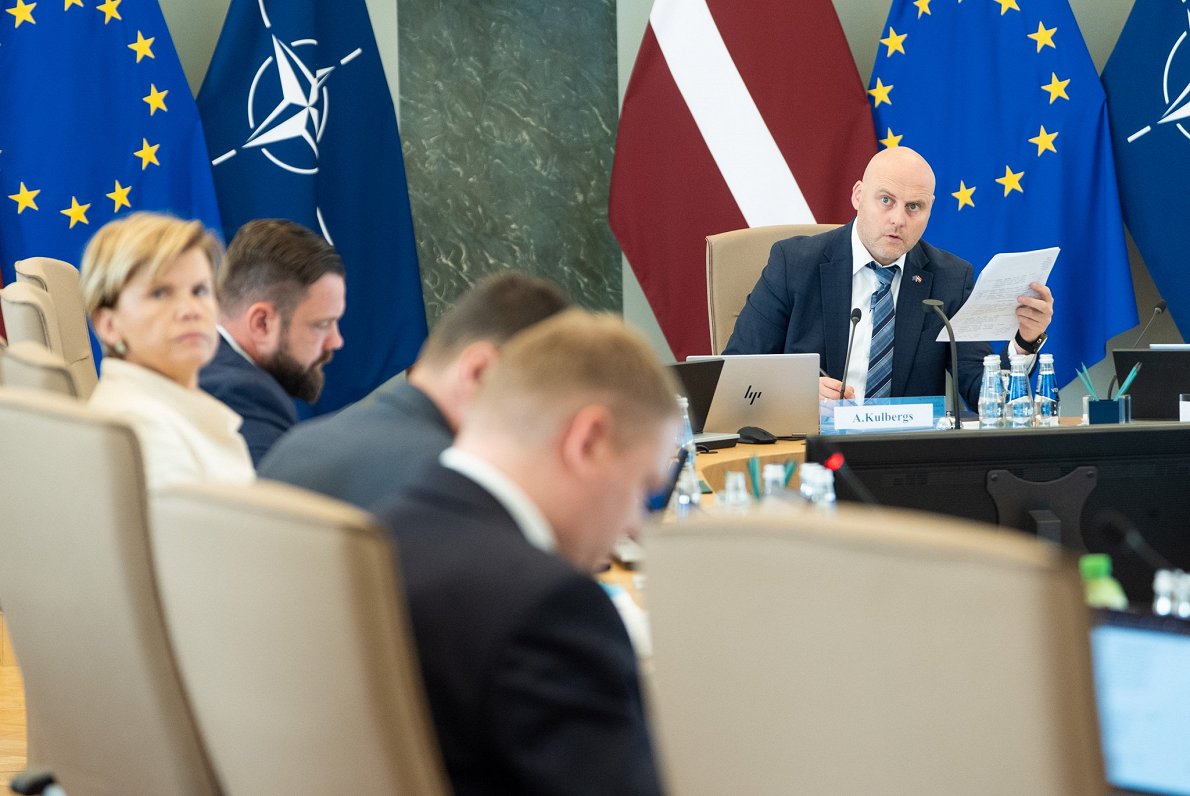 Latvija pieņem sankcijas pret Krievijas oligarhiem, radot domstarpības koalīcijā