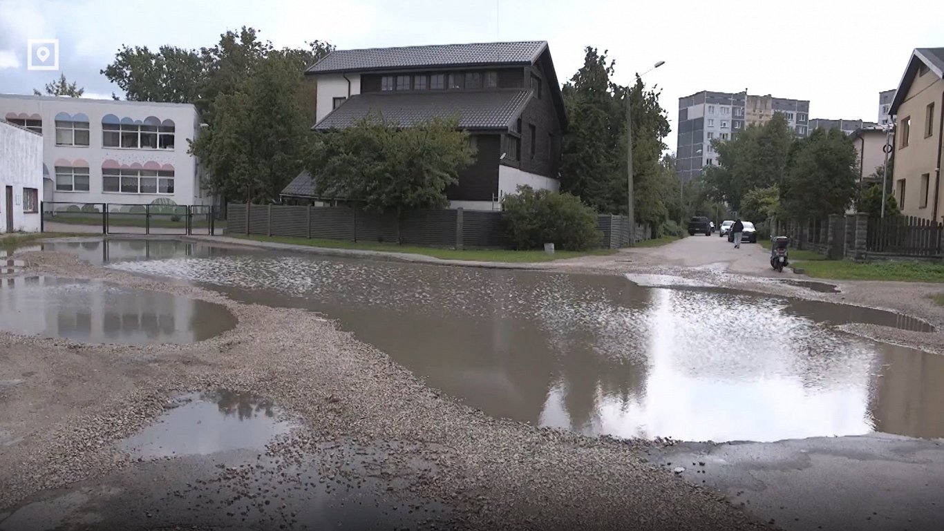 Purvciemā jau desmit gadus cīnās ar milzu peļķi: kurš par to atbild?