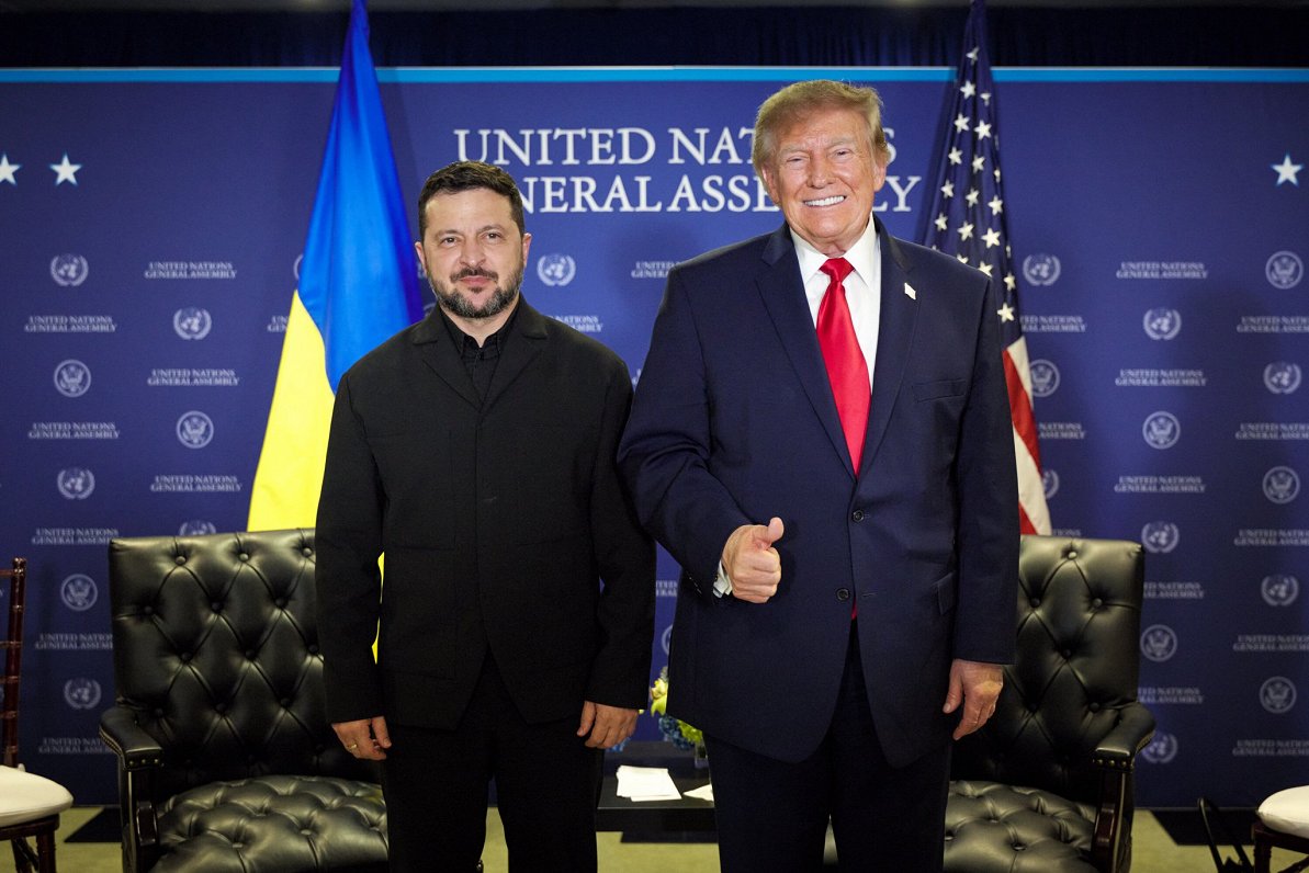 Tramps mudinājis Zelenski doties uz tikšanos ar Putinu Maskavā