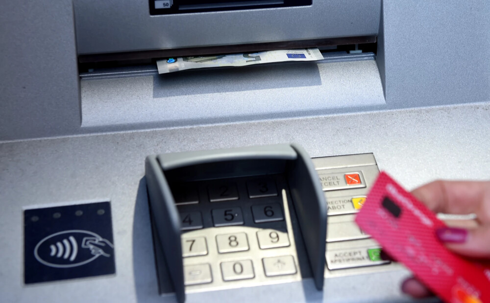 Bankomāts Rīgā nepadevusi bankas karti – ko darīt tālāk?