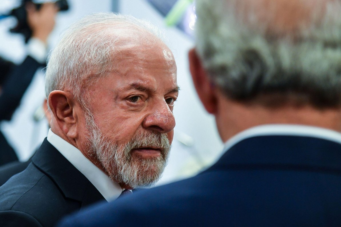Brazīlijā uzvar Lula, pārspējot Bolsonaru prezidenta vēlēšanās