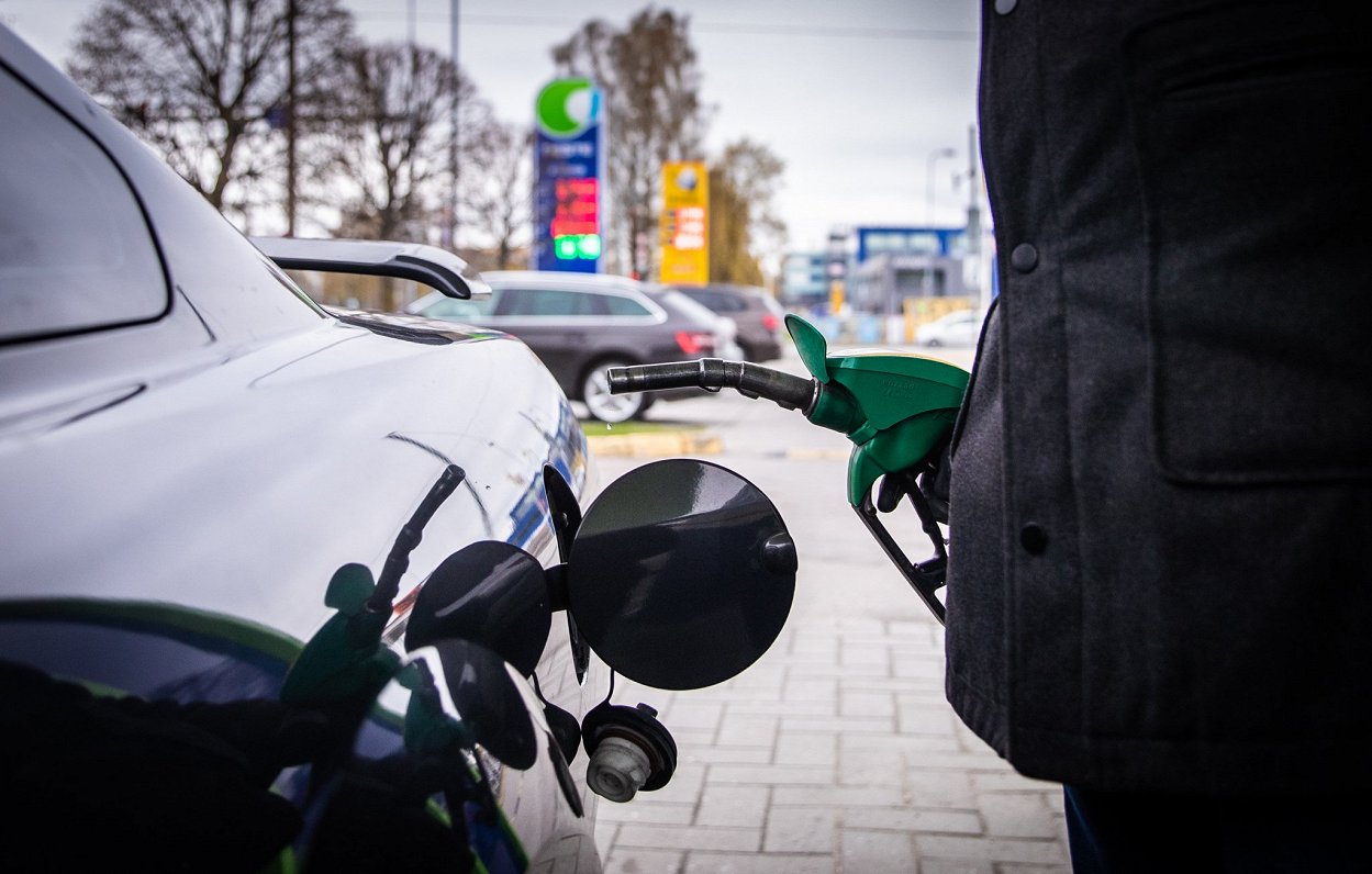 Dīzeļdegvielas un benzīna akcīze samazinās, taču cenas var turpināt augt