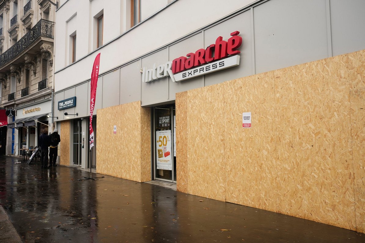 Francijā mobilizēti 70 000 policistu pirms gaidāmajiem protestiem