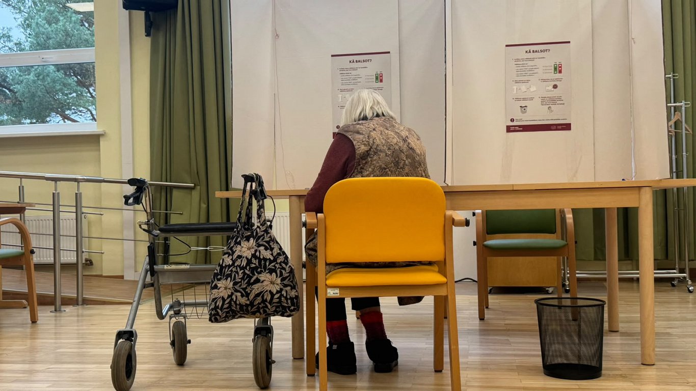 Latvijas seniori aktīvi piedalās Saeimas vēlēšanās