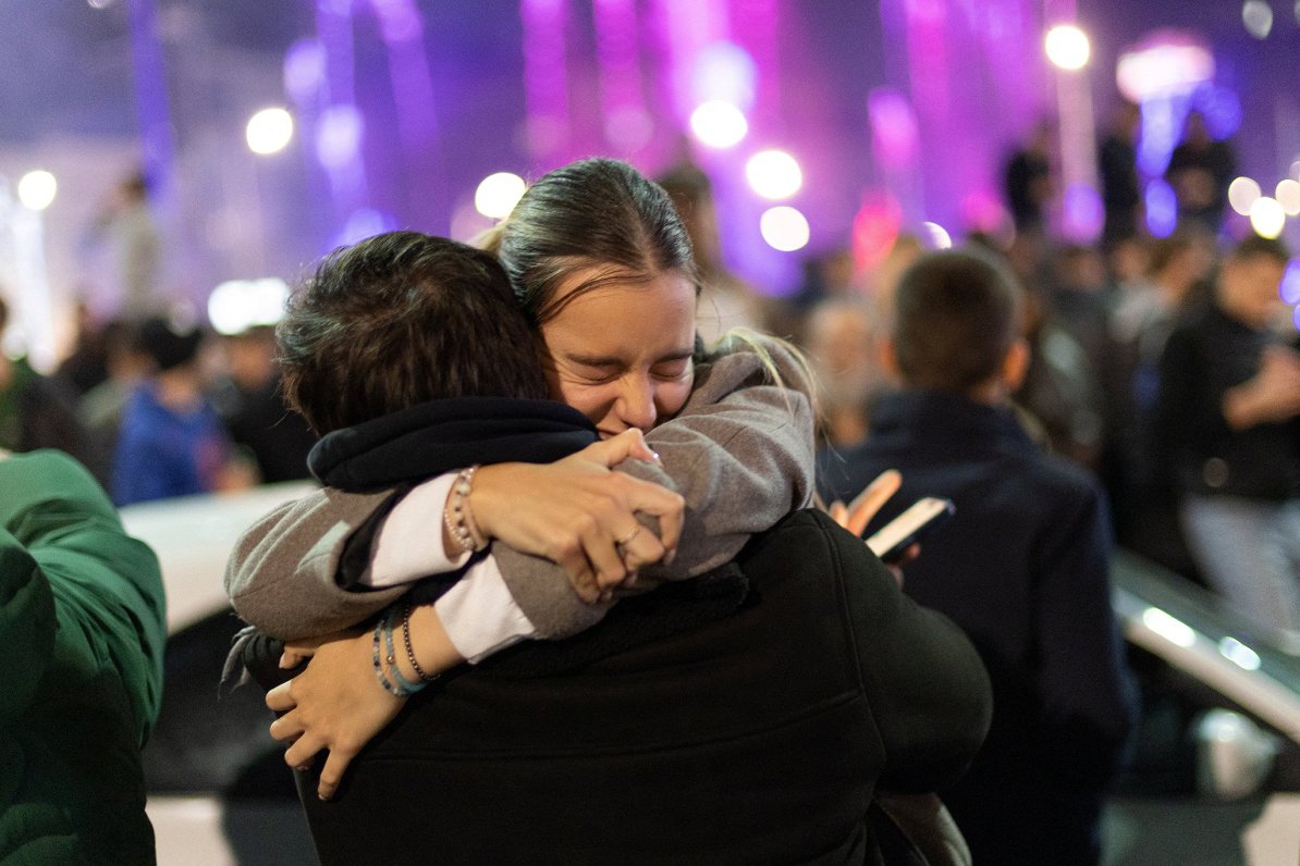 Serbijā studenti gāzuši ilggadējo līderi Vučiču