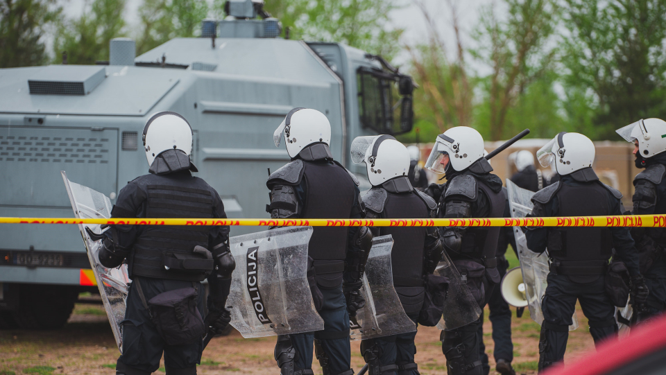 Speciālo uzdevumu bataljons mācās savaldīt agresīvu pūli Kurzemē